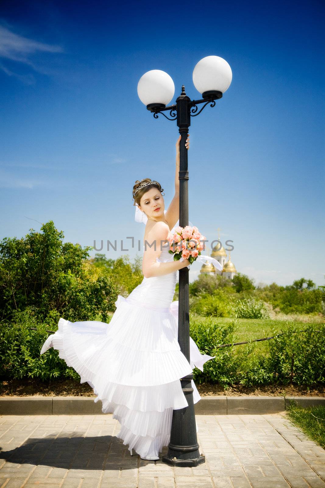 bride dance near the Street lantern