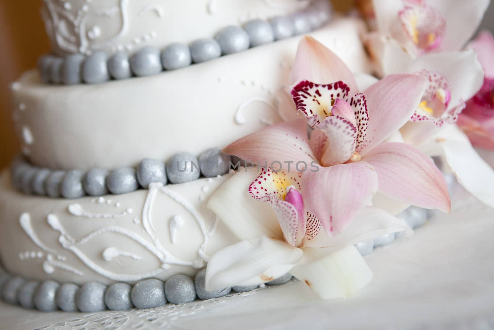 widding cake with pink flowers