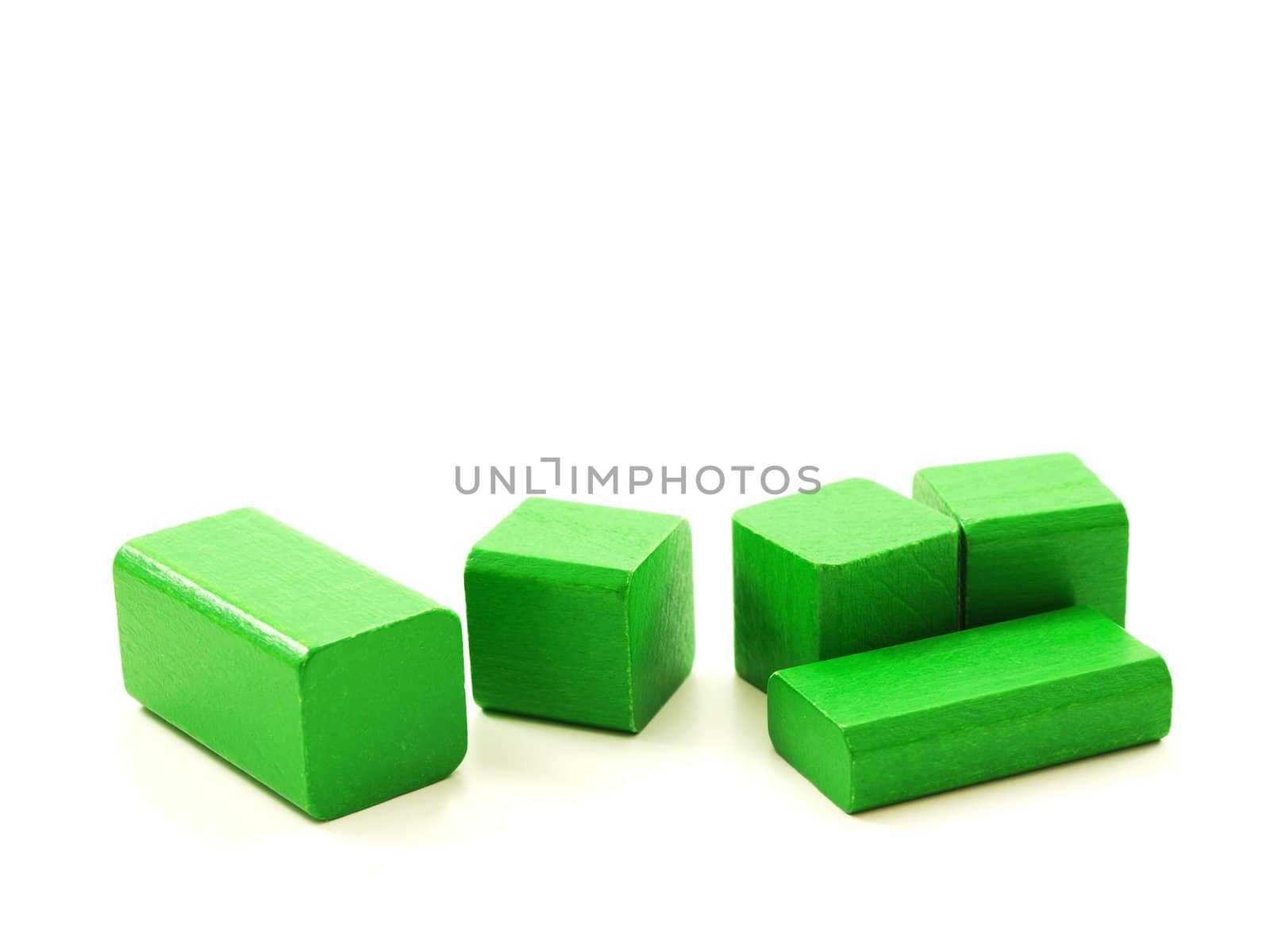 Wooden brick pieces of green color by Arvebettum