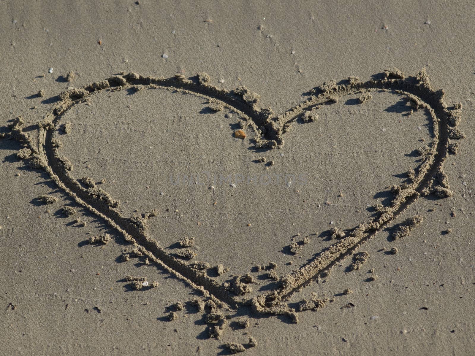 heart in the sand by nevenm
