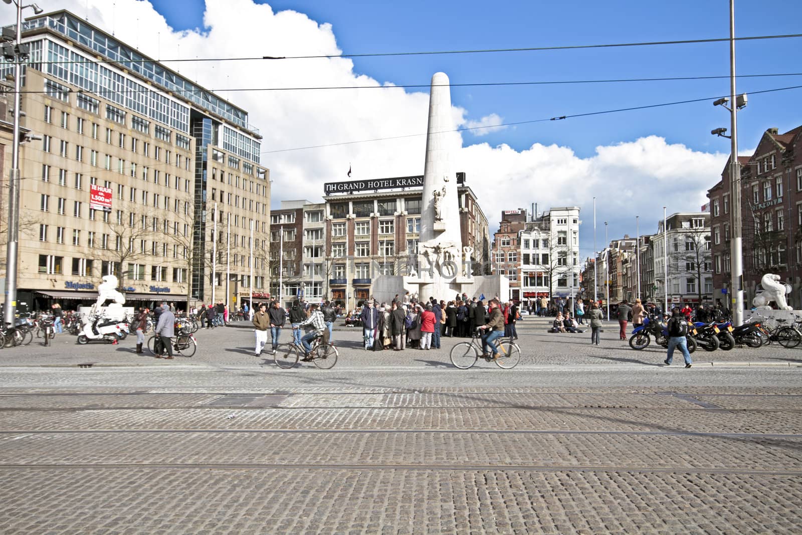 Damsquare in Amsterdam the Netherlands by devy