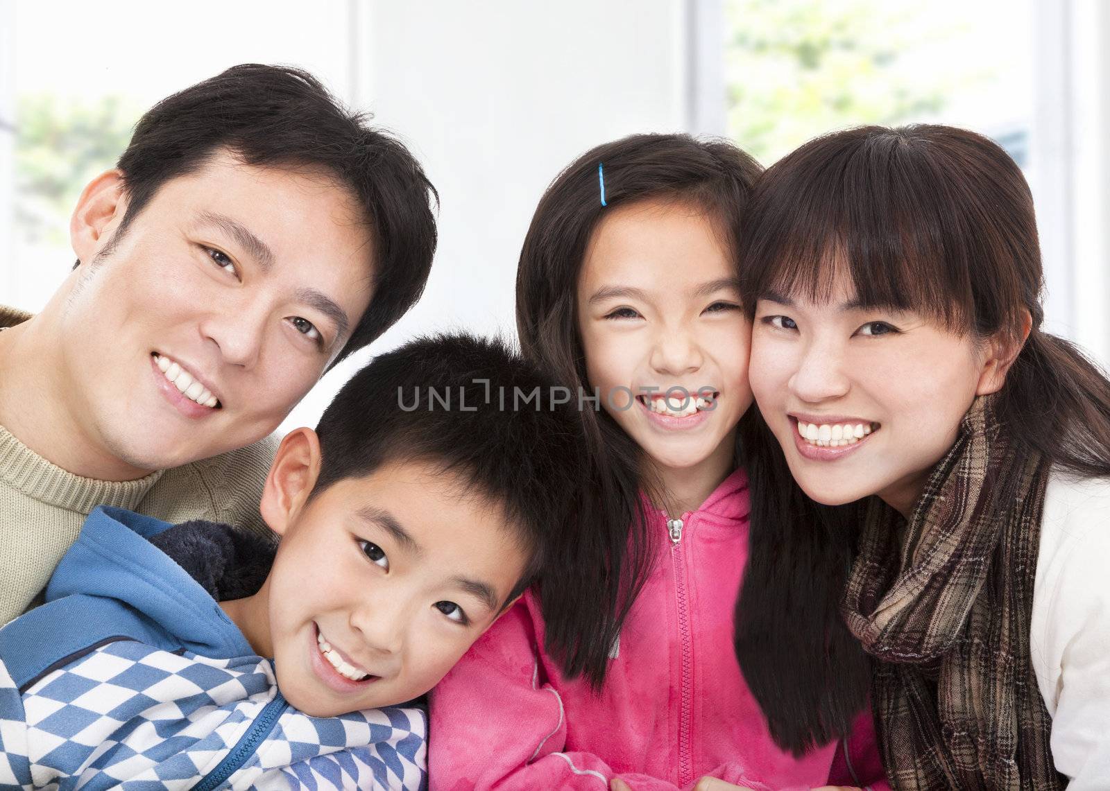 happy asian family by tomwang