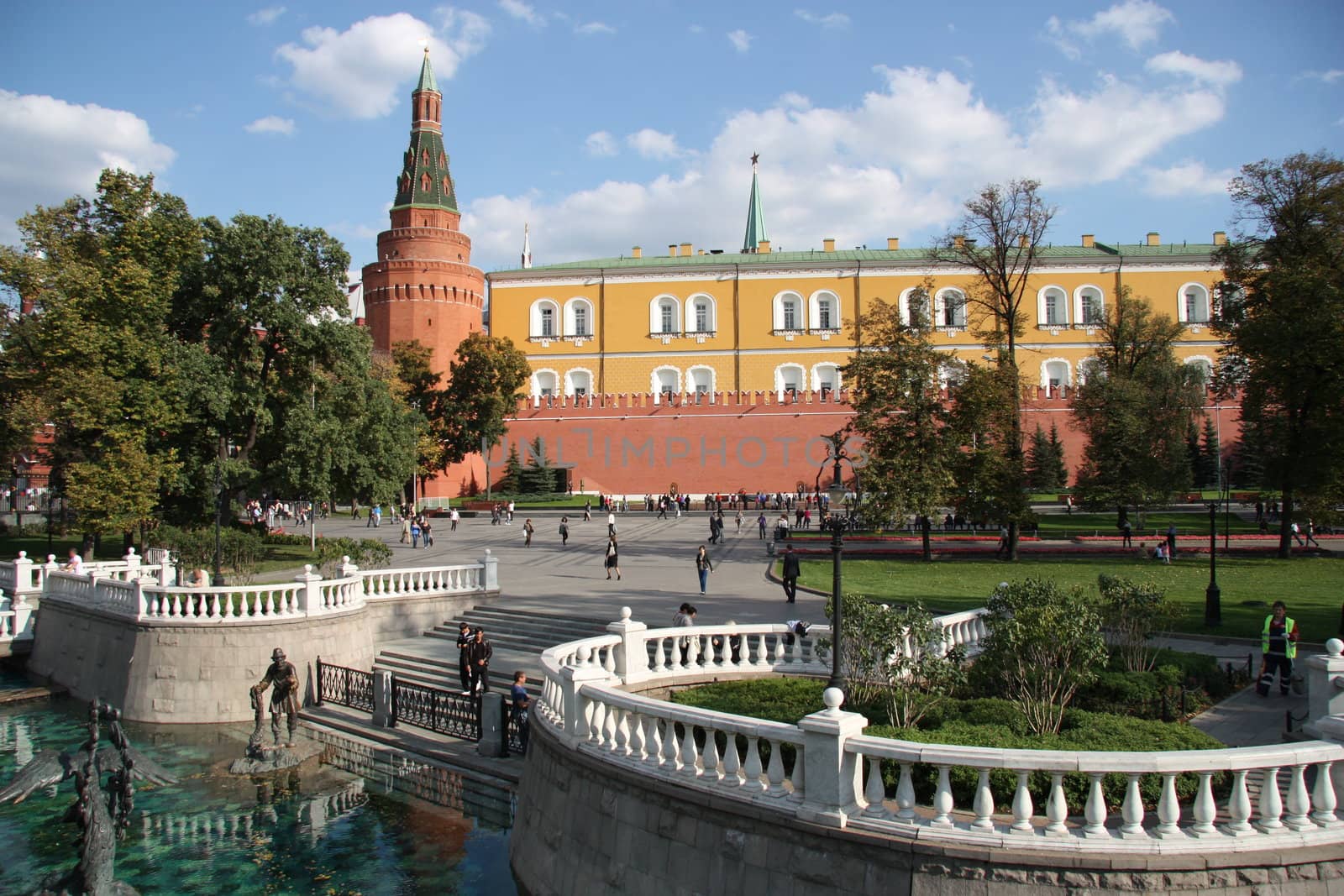 Summer view of the Alexander Garden, famous architectural pool with traditional folkloric characters and Moscow Kremlin, Russia