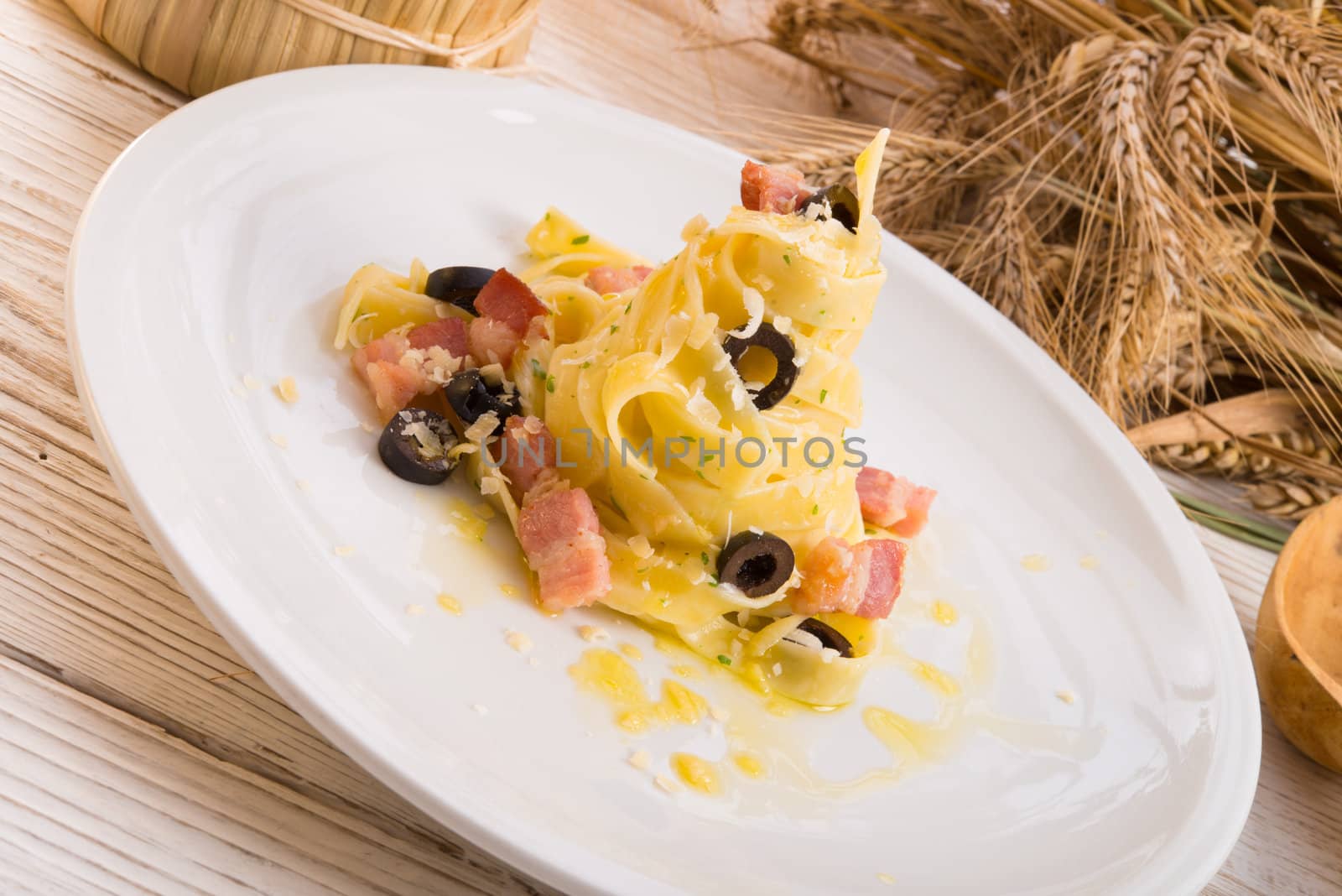 tagliatelle with bacon and blacken to olive ones