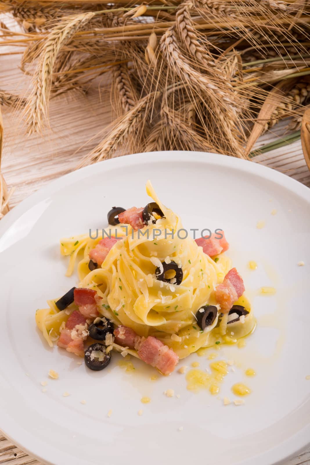 tagliatelle with bacon and blacken to olive ones