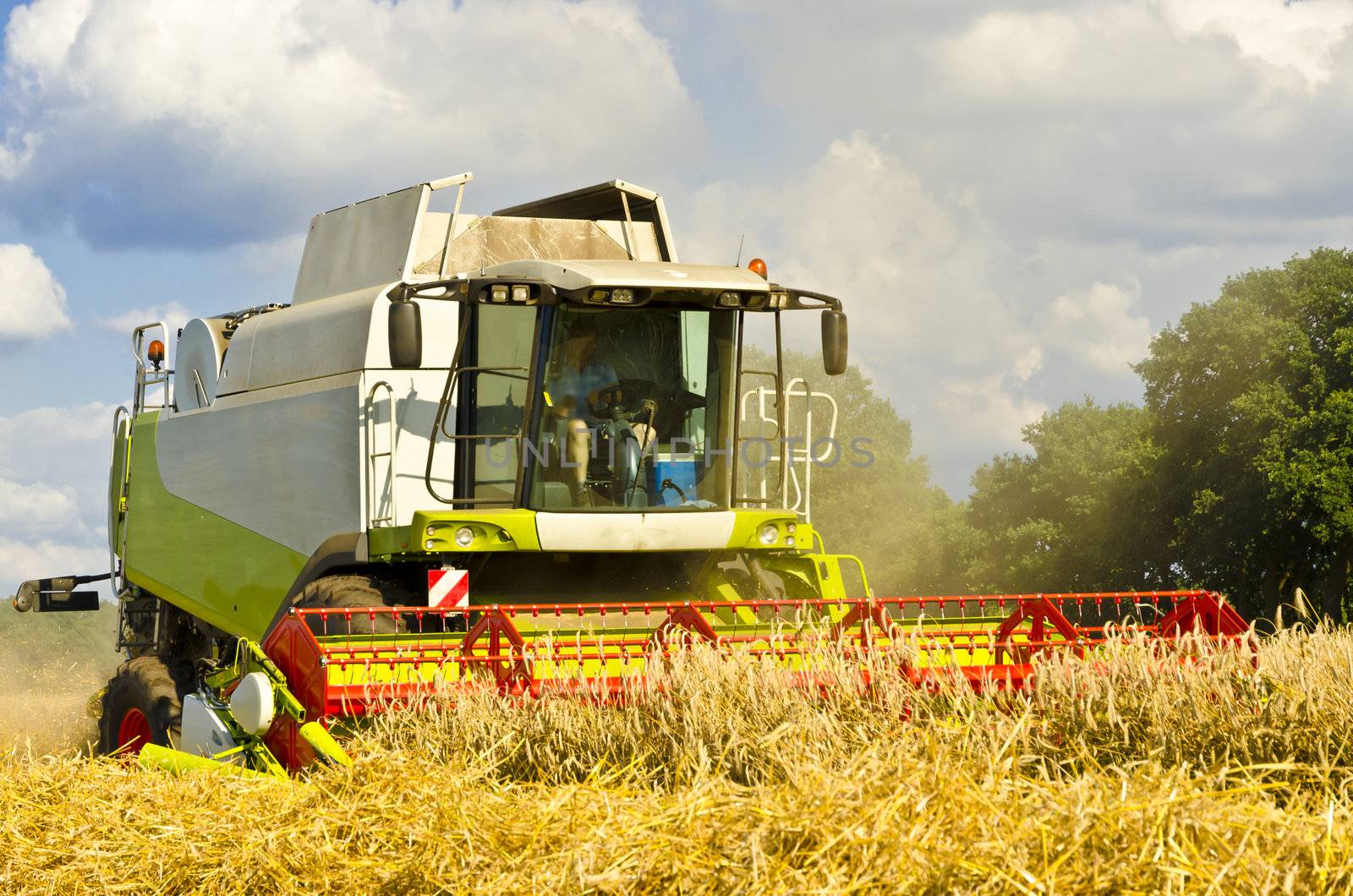 Combine harvester by Darius.Dzinnik