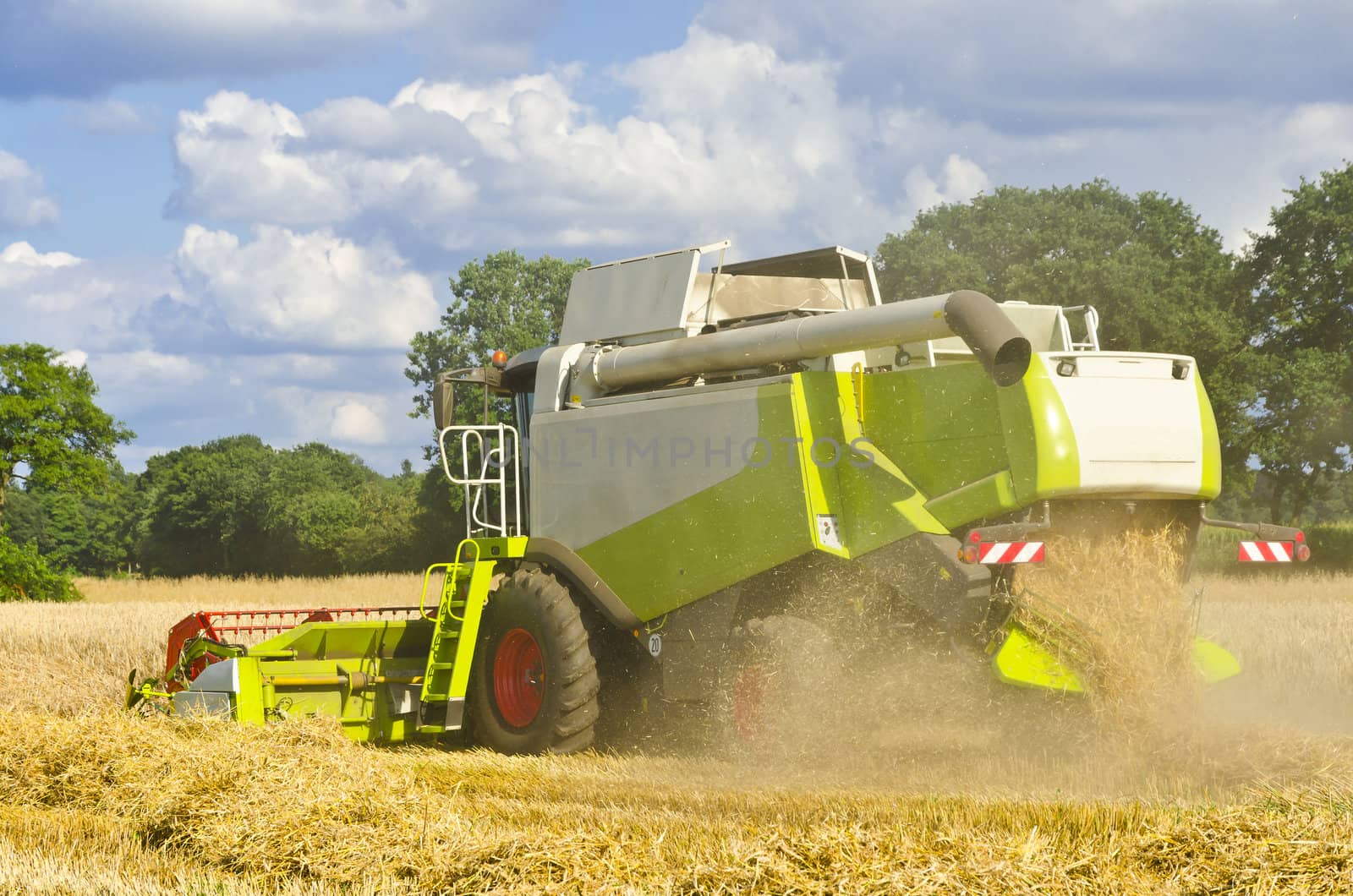 Combine harvester by Darius.Dzinnik