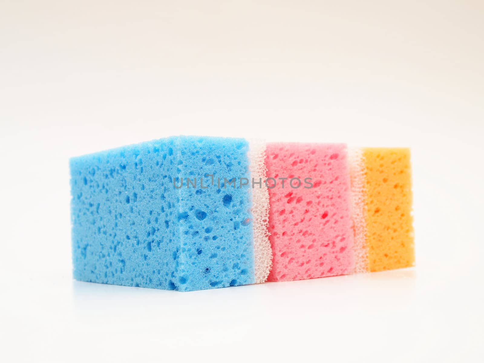 Pink, blue and orange sponge by Arvebettum