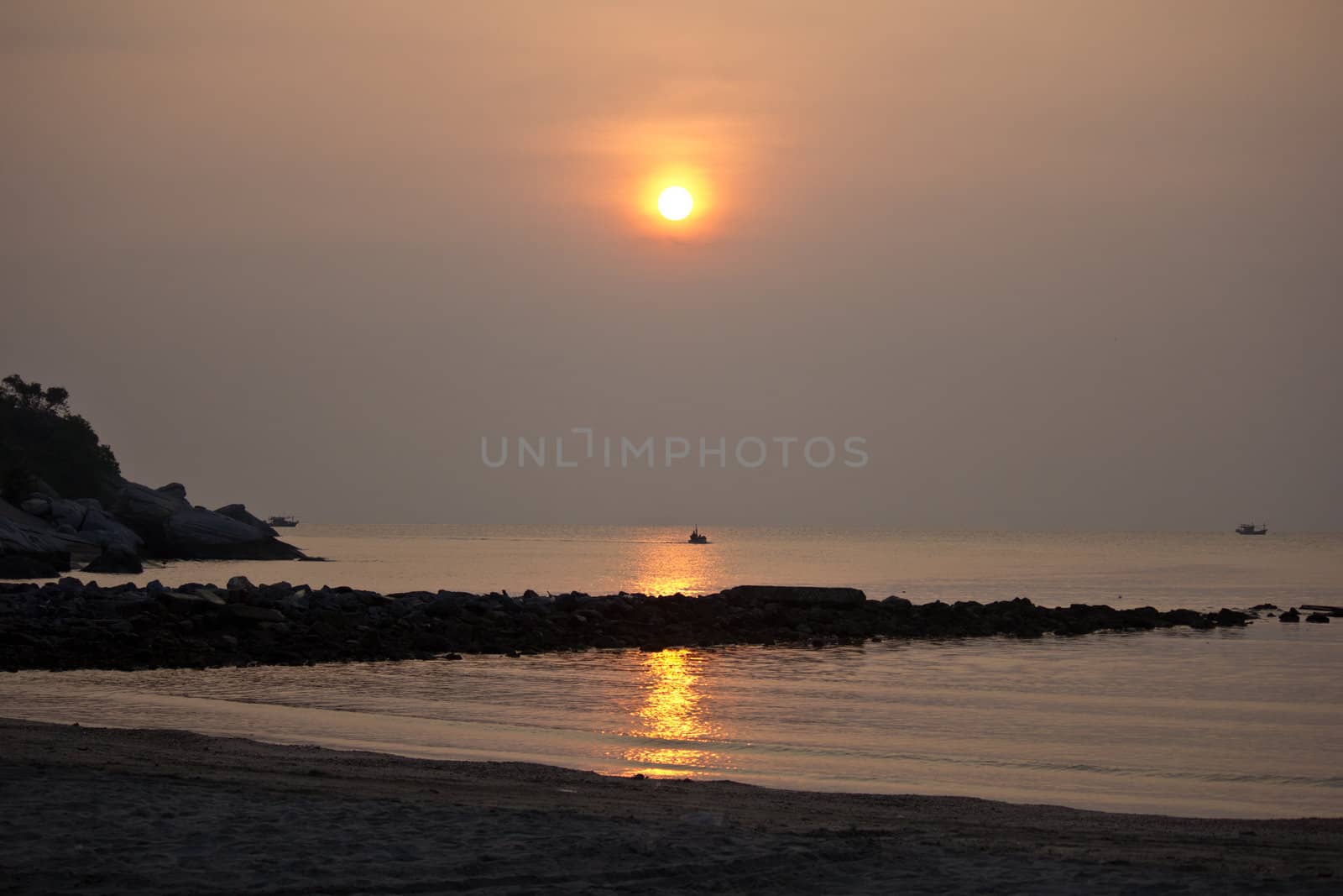 Hua Hin sun rise with reflection