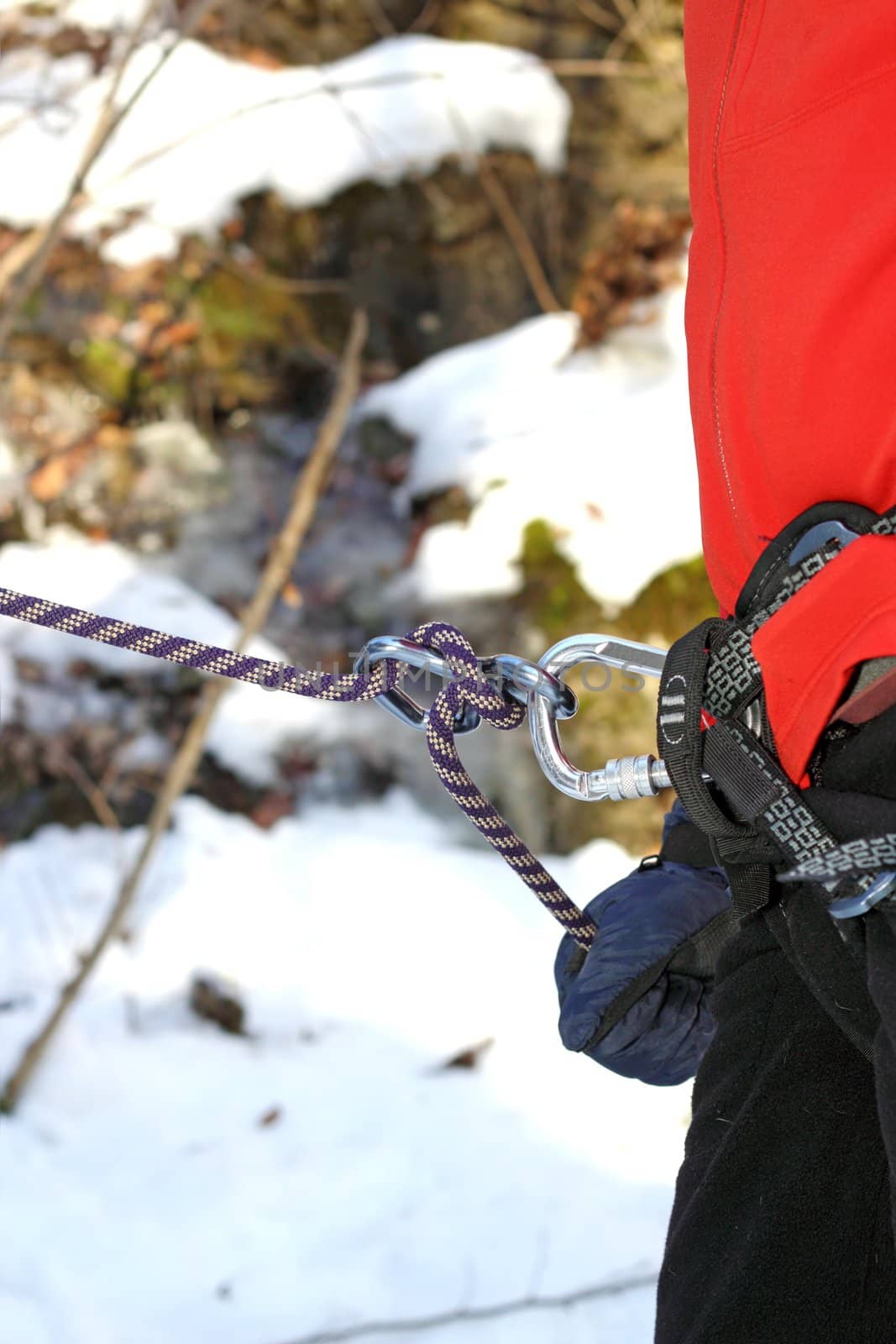 climber holding the rope with gloves in winter