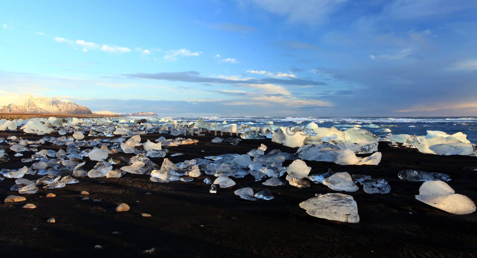 Iceburgs washed up on the beach from the meltin jokulsarlon glacier lagoon south iceland