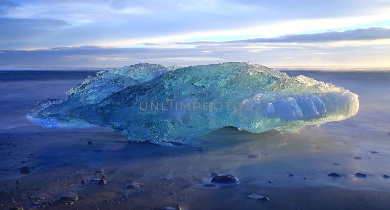 Iceburgs washed up on the beach from the meltin jokulsarlon glacier lagoon south iceland