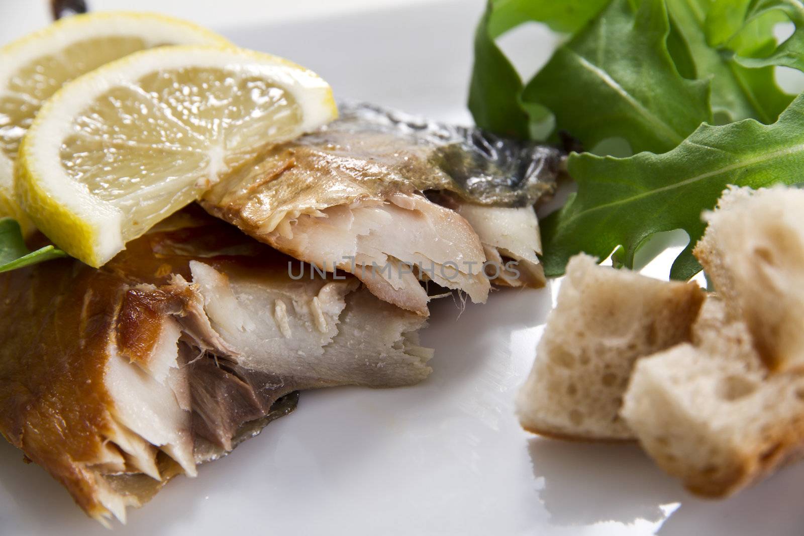 Smoked fish with lemon and salad by caldix