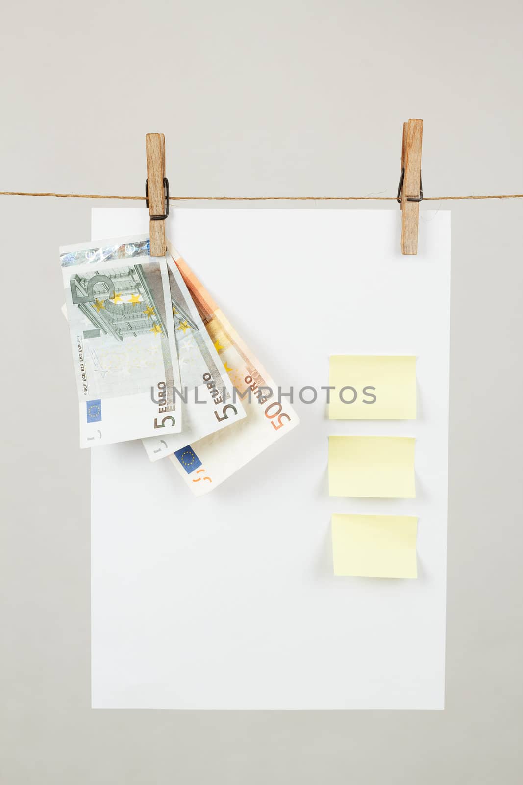 Memory note paper with Euro moneys hanging on cord