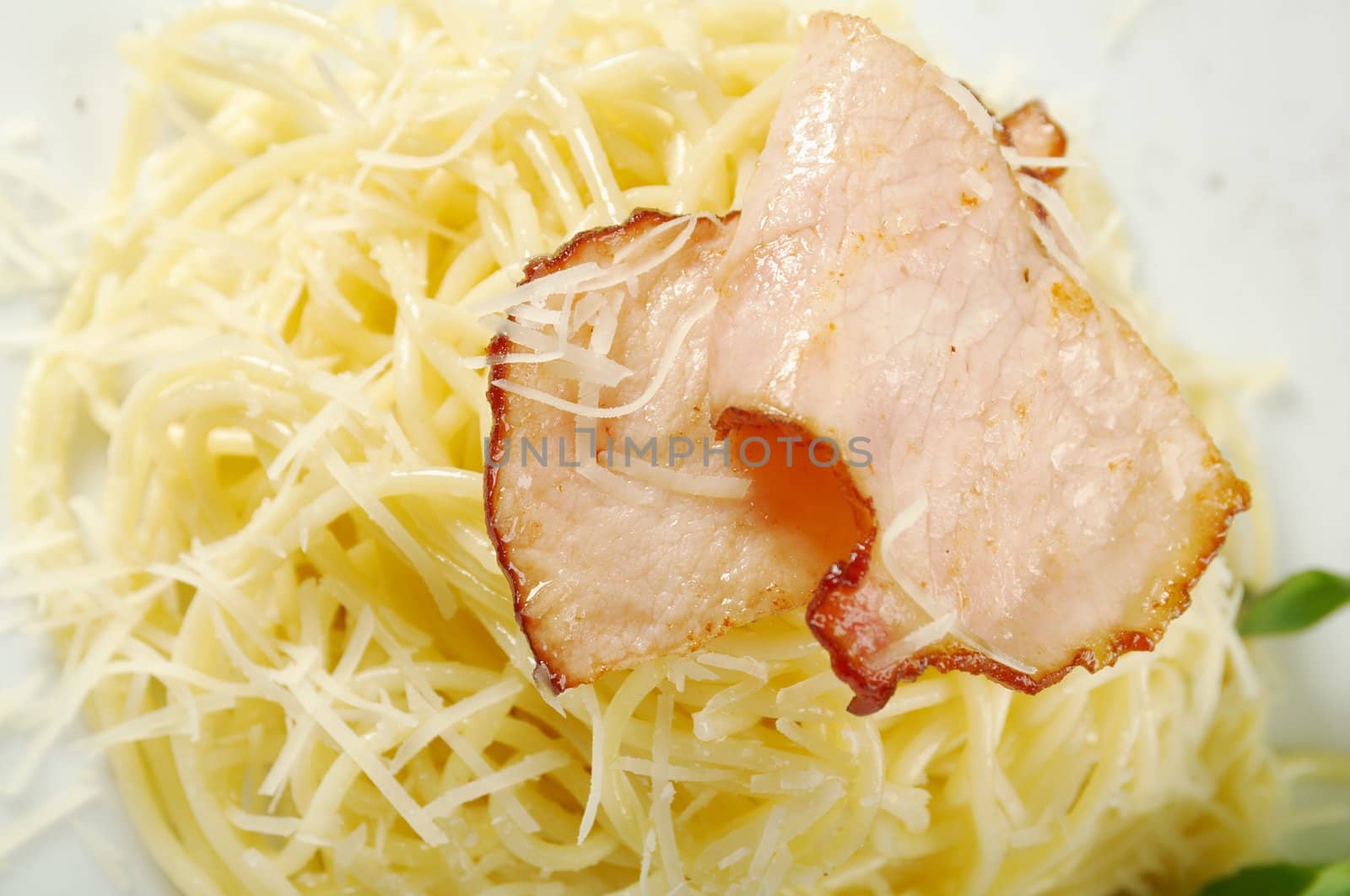 spaghetti carbonara on bowl