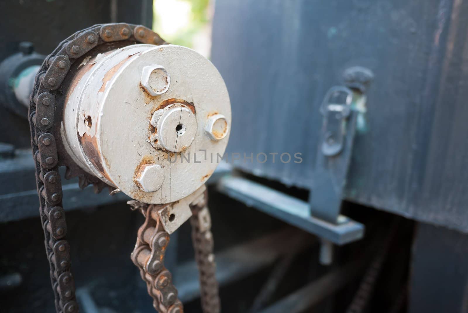 Rusty chain of an old machine