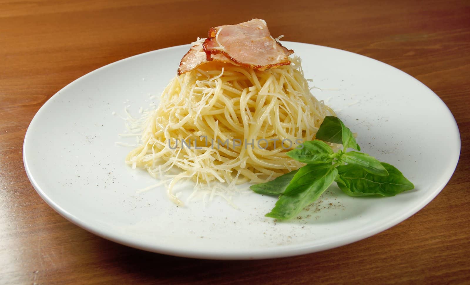 spaghetti carbonara on bowl