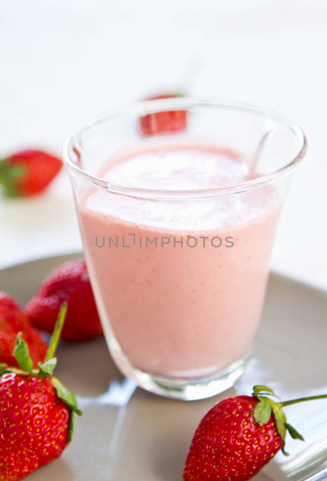 Strawberry smoothie by vanillaechoes