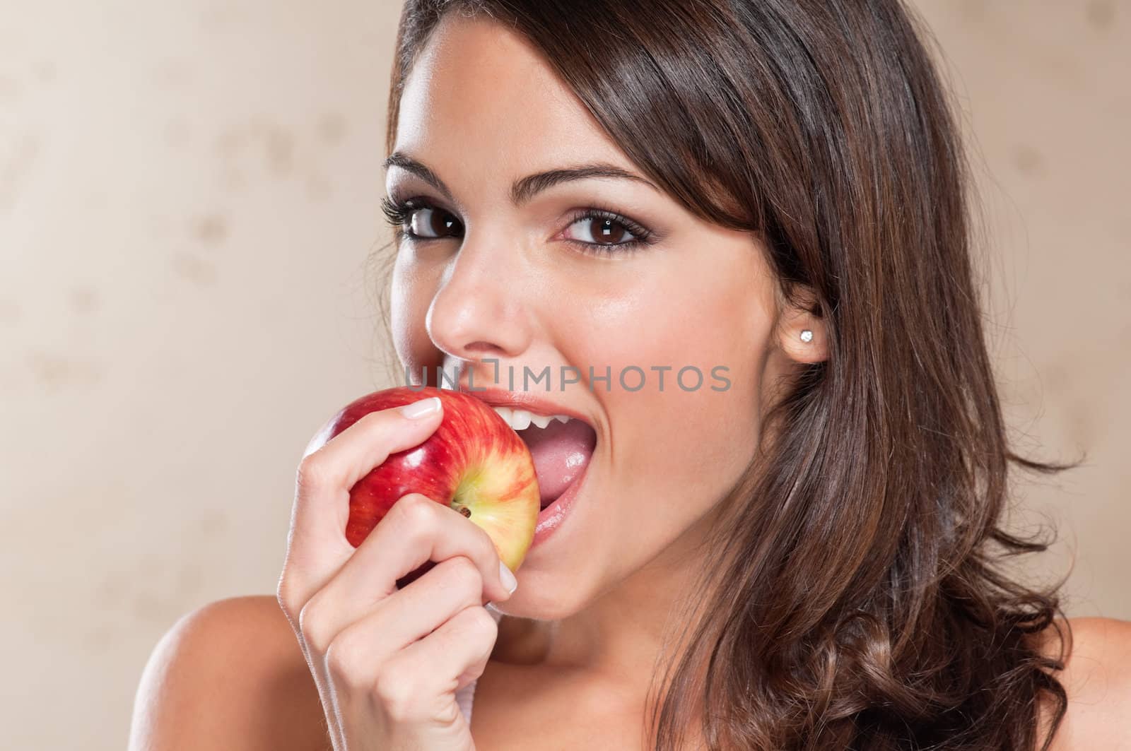 Portrait of pretty young woman eating an apple