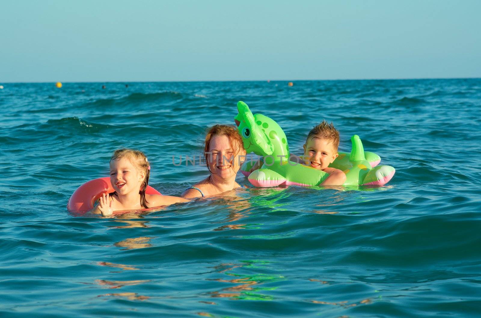 family in the waves by Fanfo