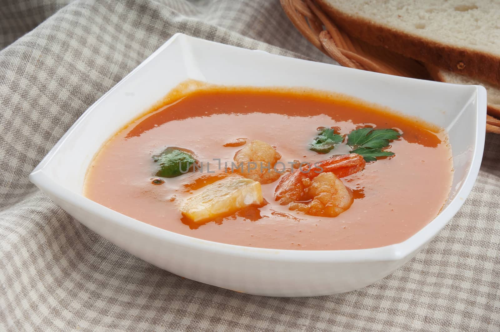 Tomato soup with shrimps by Angorius