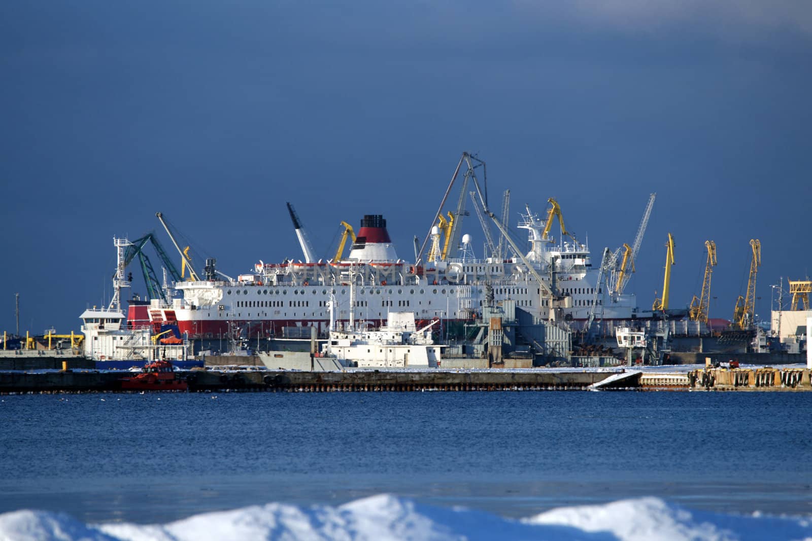 The big ship costs in dock on repair