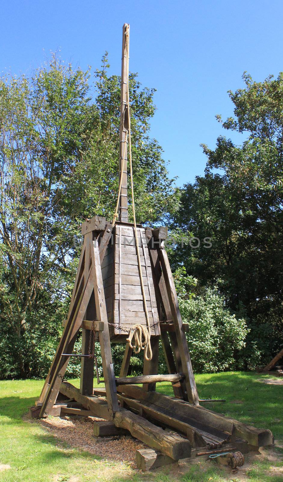 photo antique d'une catapulte machine de guerre médiéval du moyen-age