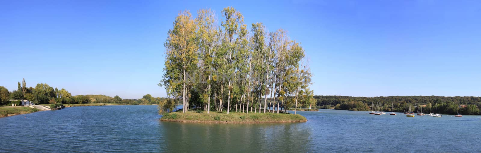 panoramic photo of the lake with its island and marina Cepoy