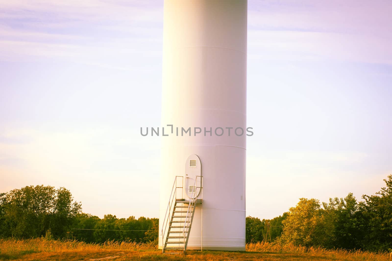 An image of windturbine of suny day