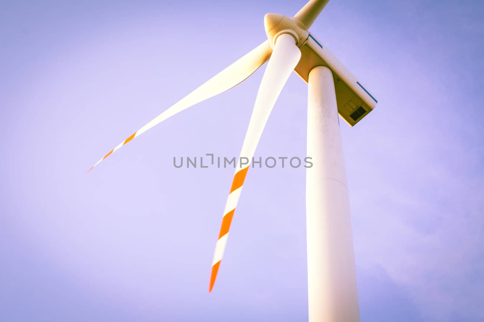 An image of windturbine of suny day