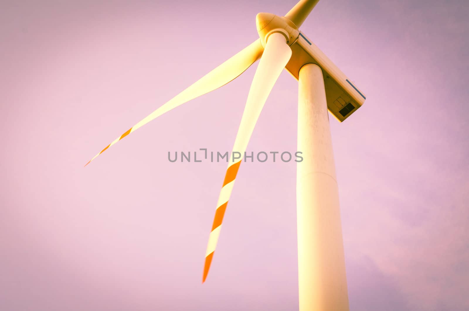 An image of windturbine of suny day