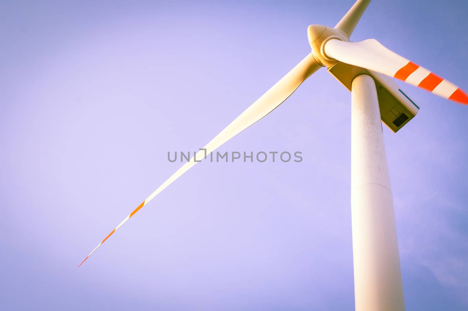 An image of windturbine of suny day