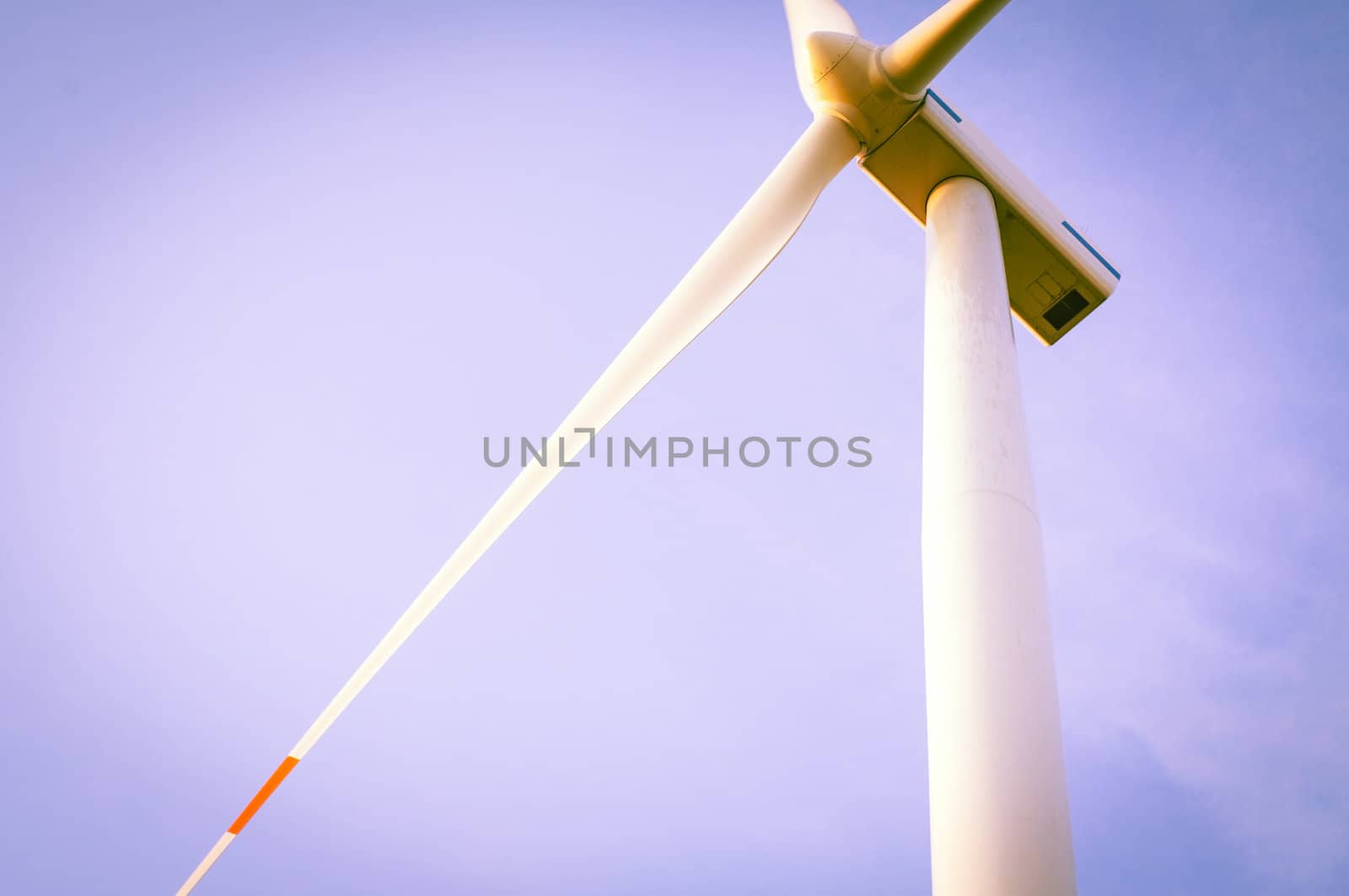 An image of windturbine of suny day
