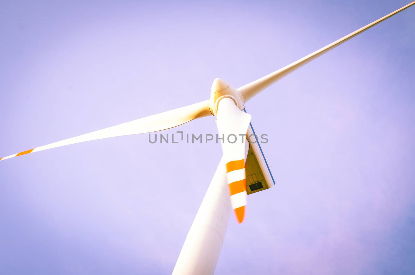 An image of windturbine of suny day