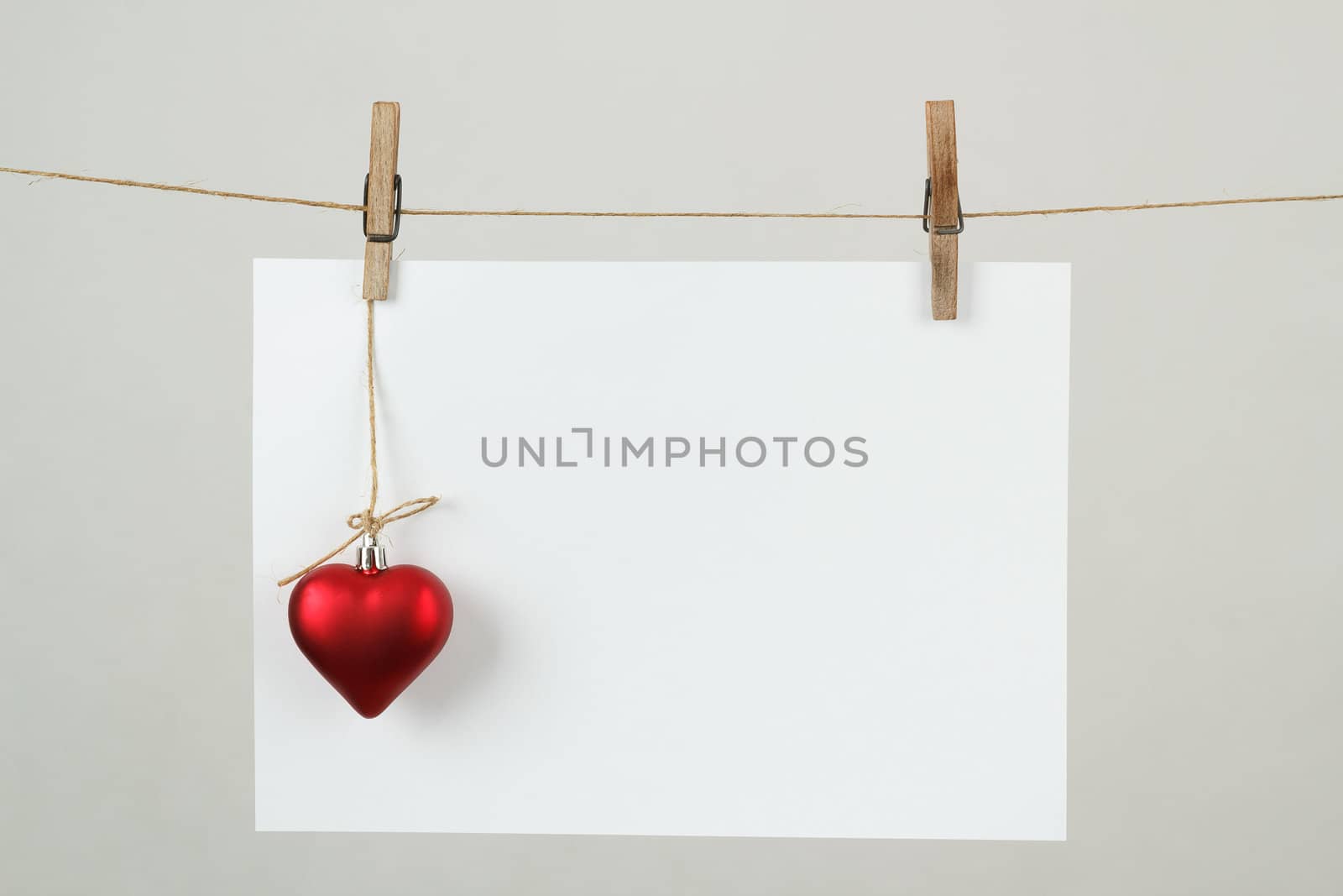 empty note for valentine message on wooden background