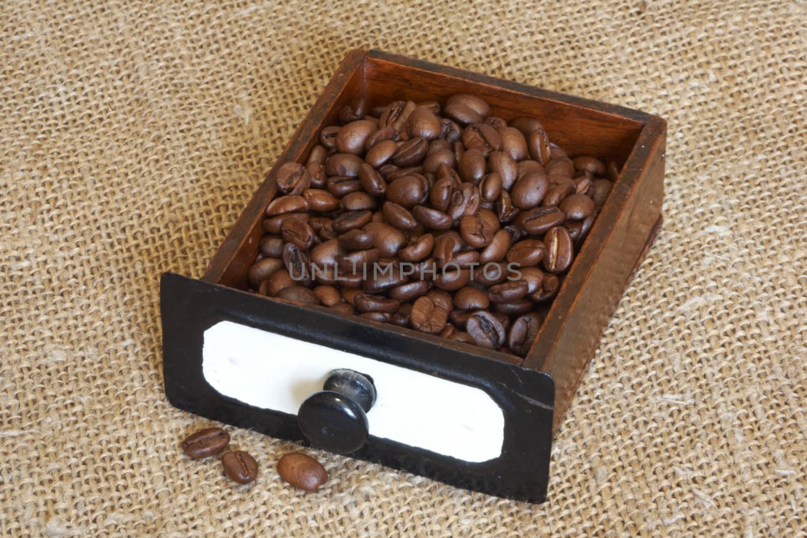 The coffee grains lay in an old box