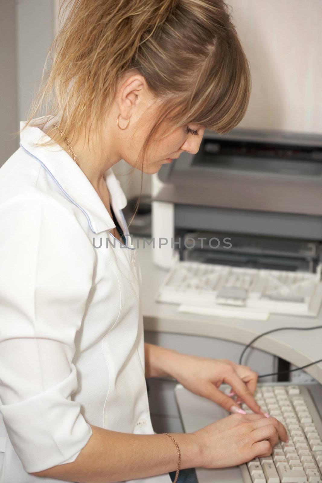 The woman the doctor works on the computer in hospital