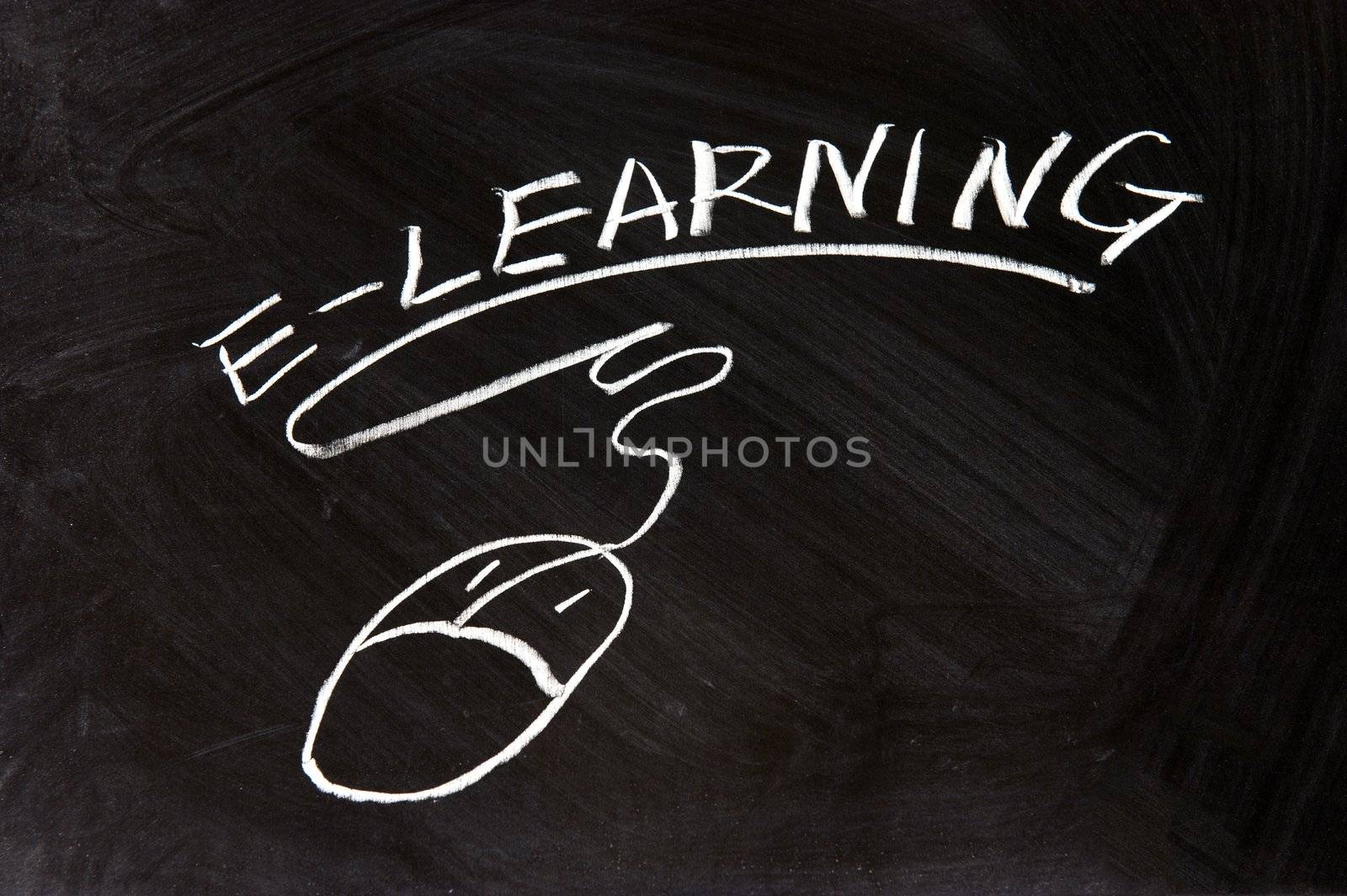 E-Learning and a mouse sign drawn on chalkboard