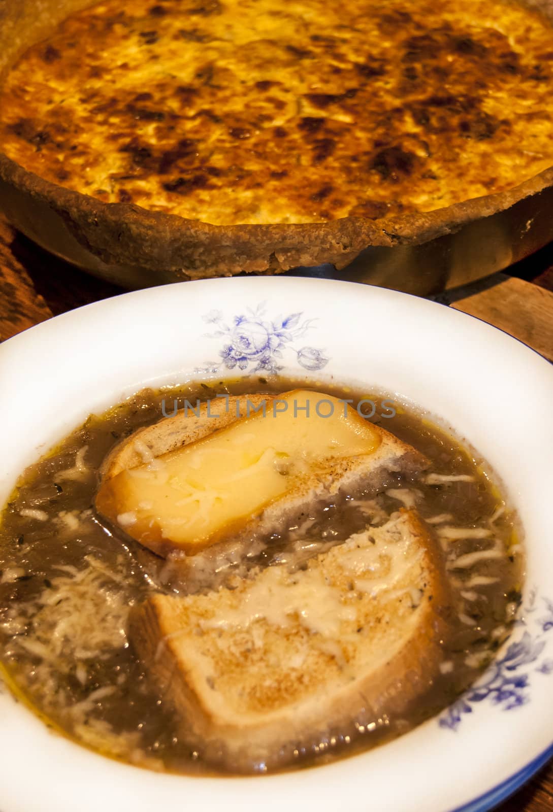 Onion soup and quiche pie by varbenov