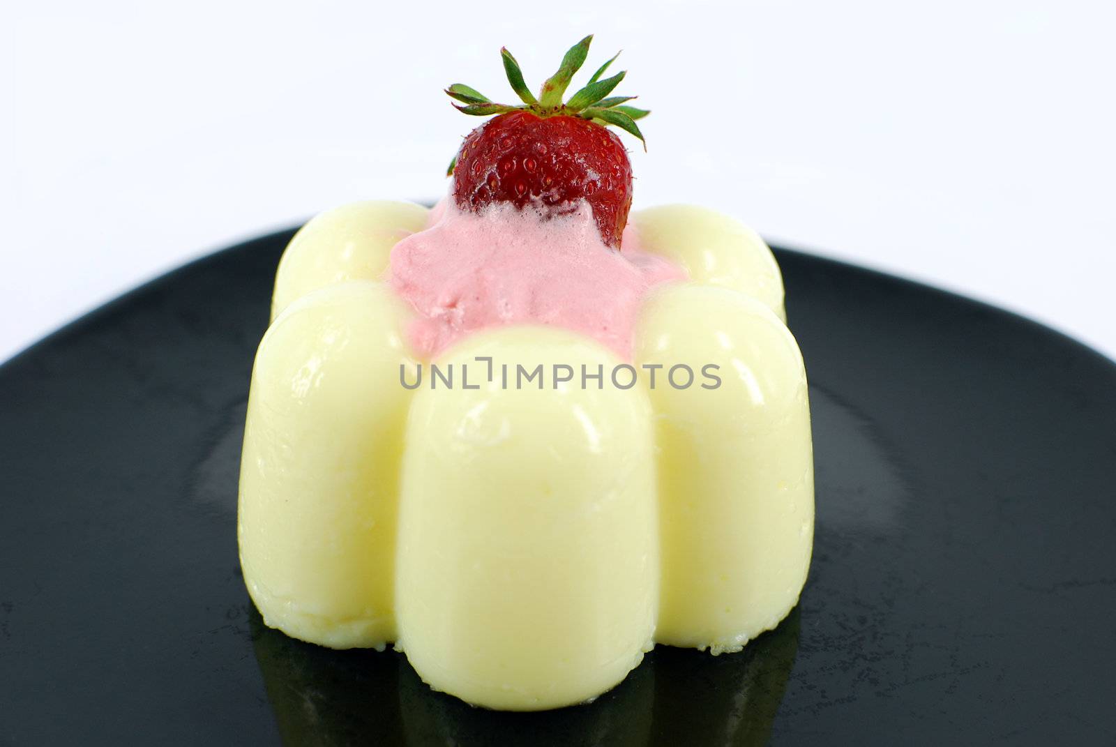 Vanilla pudding with fresh strawberry