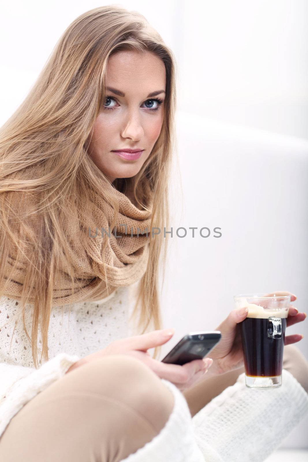Long-haired young blonde woman with a cup of coffee and telephone







background beige blond blue coffe cold cup drink eyes glass hair hands long scarf sweater telephone white woman worm