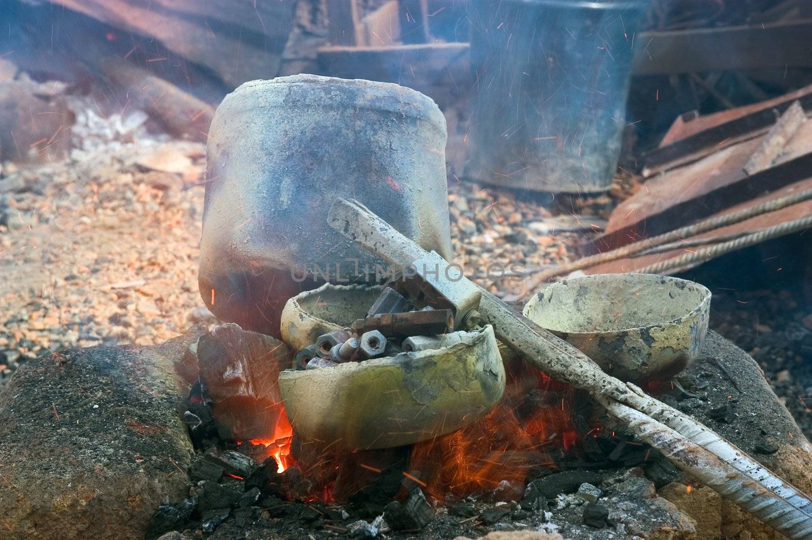 To dissolve bronze one needs a very high temperature, fire is then poked until arriving at the best result.