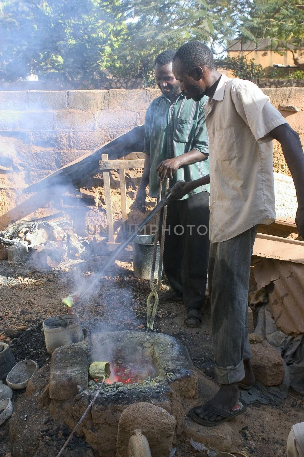 Once melted bronze is versed in its terra cotta mould so that it takes the shape of it. After cooling, the object out of bronze will be recovered by breaking the mould, which will make a single object of it.