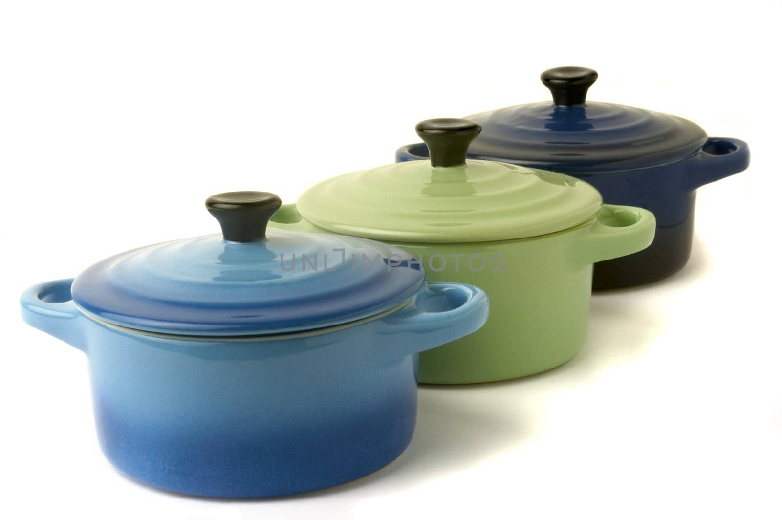 Mini casseroles individual which makes it possible individually to simmer a dish while adding an original character to the presentation.