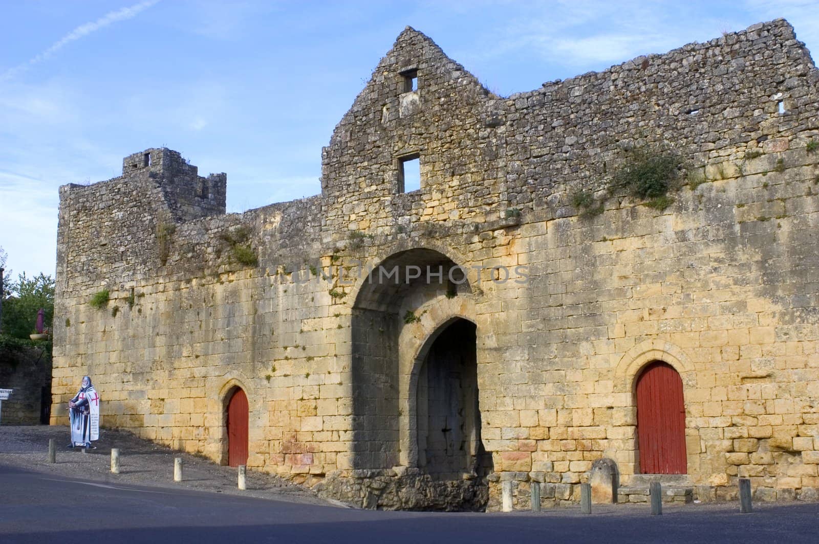 Girded ramparts, the country house of the 13th century tells a tumultuous past illustrated by its strengthened doors and its turns which were used as prison. The visitor will also discover the house of the beater of currency and that of the consuls, the old market and the hotel of the governor. Proud also of its gilded stones and its caves with concretion, Domme offers the green softness of its hanging gardens to the top of the valley of the Dordogne.  