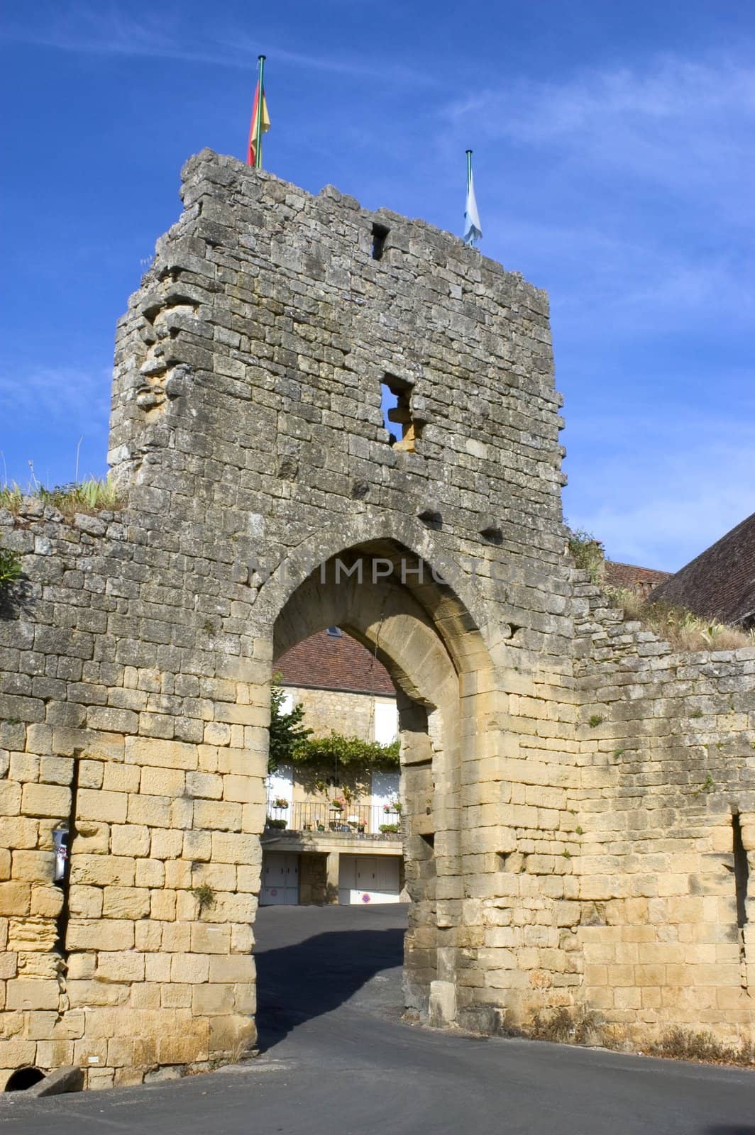 Girded ramparts, the country house of the 13th century tells a tumultuous past illustrated by its strengthened doors and its turns which were used as prison. The visitor will also discover the house of the beater of currency and that of the consuls, the old market and the hotel of the governor. Proud also of its gilded stones and its caves with concretion, Domme offers the green softness of its hanging gardens to the top of the valley of the Dordogne.  