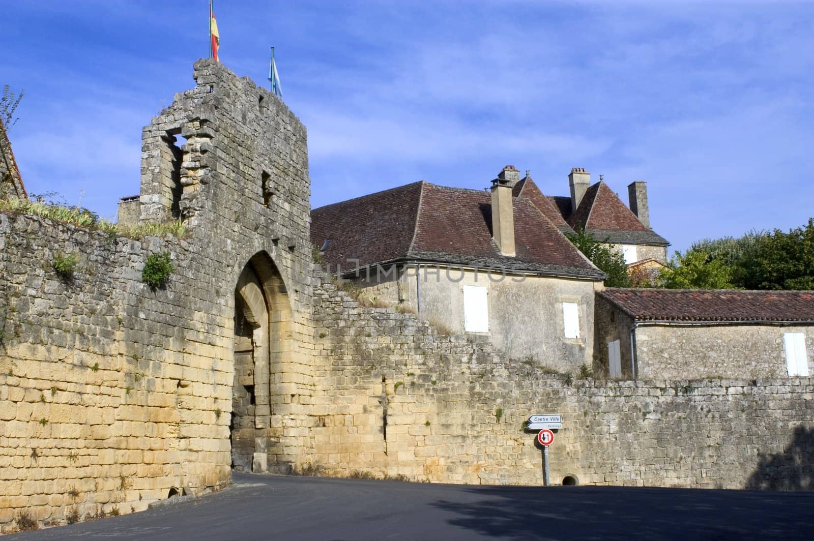 Girded ramparts, the country house of the 13th century tells a tumultuous past illustrated by its strengthened doors and its turns which were used as prison. The visitor will also discover the house of the beater of currency and that of the consuls, the old market and the hotel of the governor. Proud also of its gilded stones and its caves with concretion, Domme offers the green softness of its hanging gardens to the top of the valley of the Dordogne.  