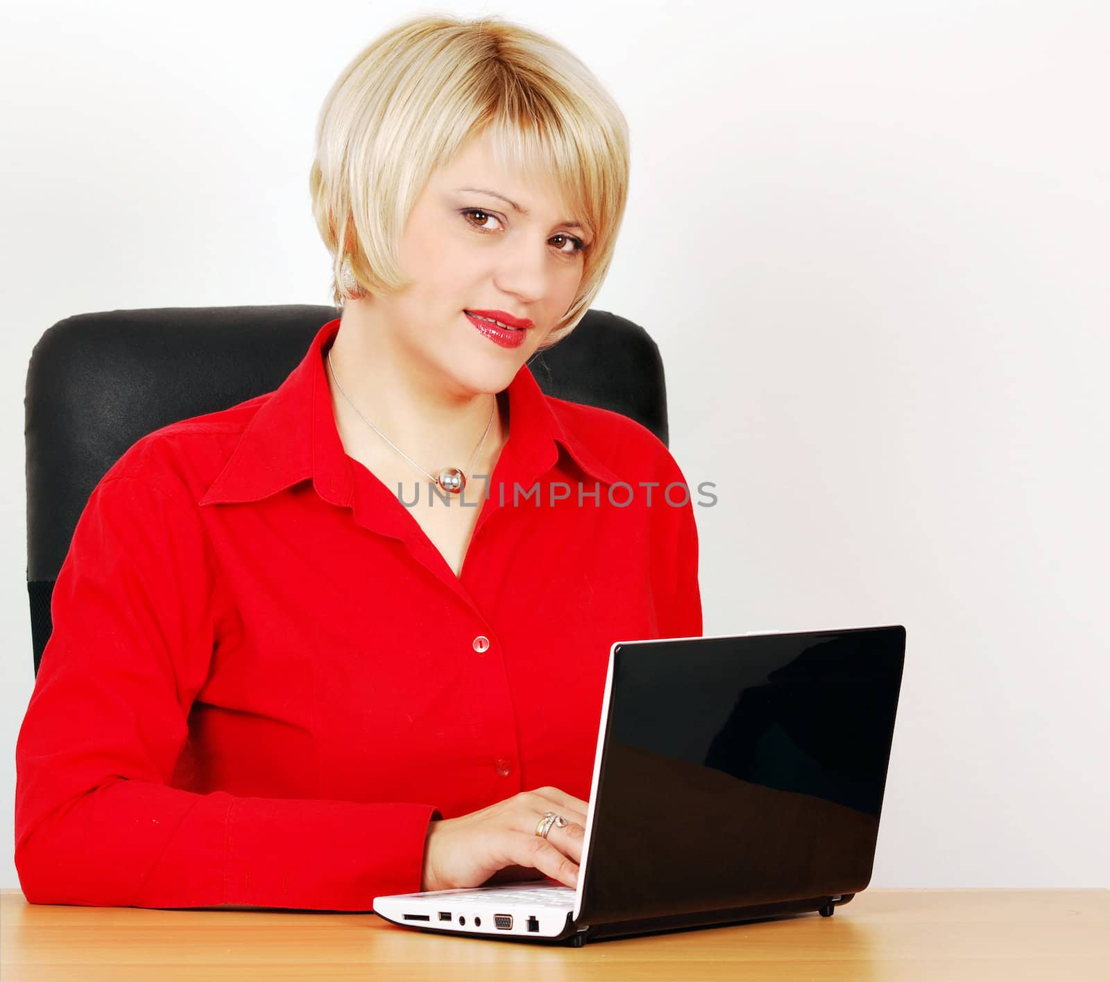 Beauty woman in office with laptop