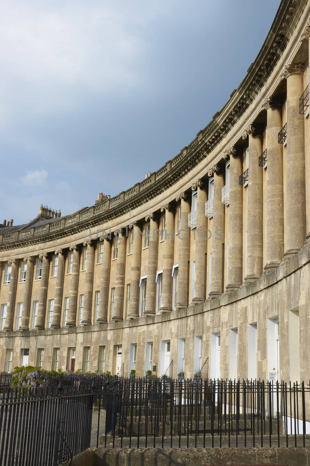 Royal Crescent. Large crescent of houses made from locally mined bath stone. Bath, Somerset, England