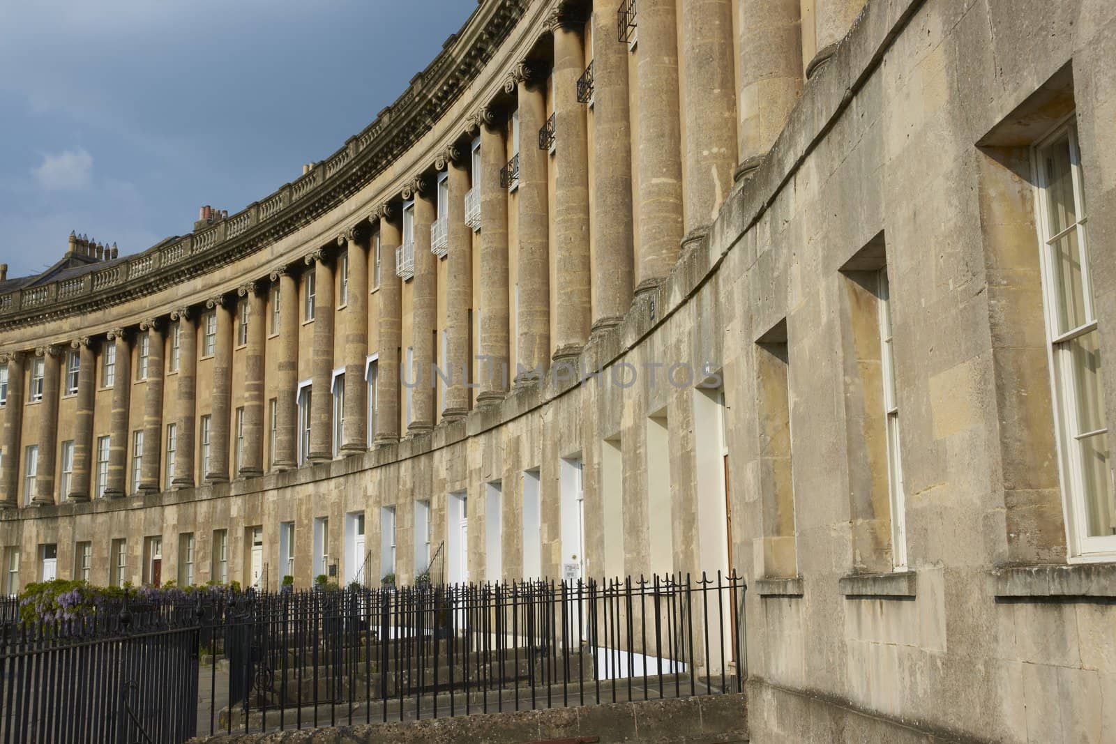 Royal Crescent. Large crescent of houses made from locally mined bath stone. Bath, Somerset, England